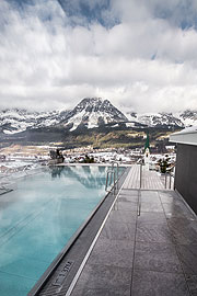 ganzjährig beheizter Infinity Pool @ Das „Kaiserblick“ in Ellmau in Tirol( ©Foto: Thomas Hennerbichler, Das „Kaiserblick“)